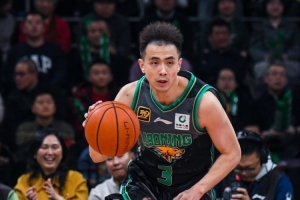 必发指数官网-串联球队！赵继伟半场送6助攻 2记三分拿下6分2篮板3抢断