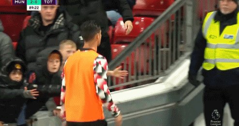 1666308691171066779.gif 【早报】滕哈赫说到做到!C罗遭停赛!1月或走人!